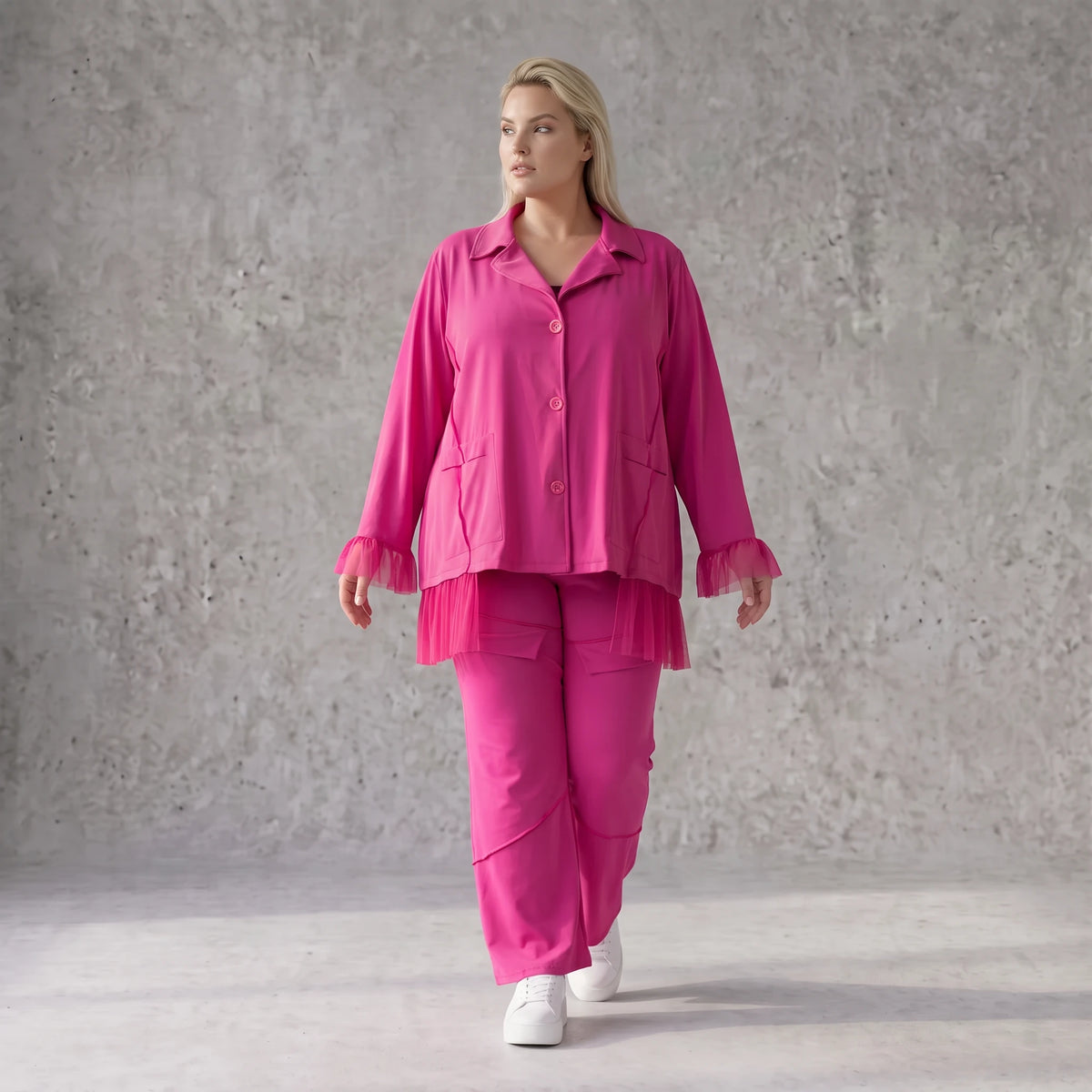 Fuchsia Stretchhose aus Travellergewebe mit geradem Bein Zierklappen und Overlocknaht