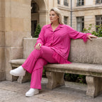 Fuchsia Stretchhose aus Travellergewebe mit geradem Bein Zierklappen und Overlocknaht