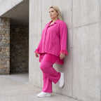 Fuchsia Stretchhose aus Travellergewebe mit geradem Bein Zierklappen und Overlocknaht