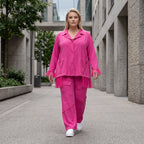 Fuchsia Stretchhose aus Travellergewebe mit geradem Bein Zierklappen und Overlocknaht