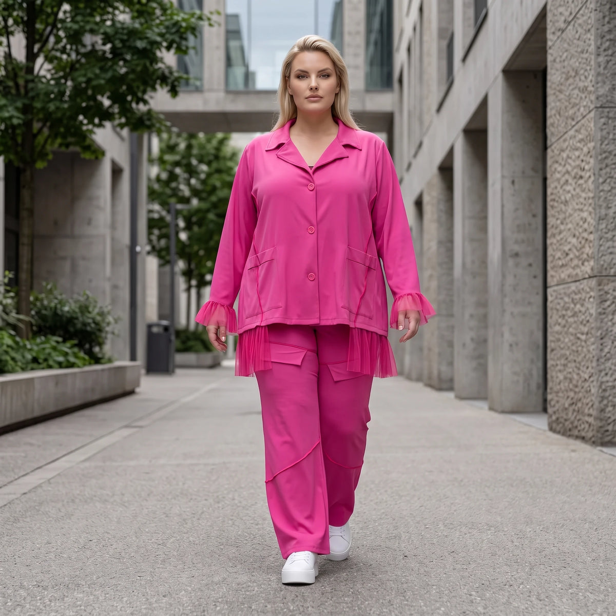 Fuchsia Stretchhose aus Travellergewebe mit geradem Bein Zierklappen und Overlocknaht