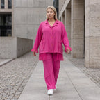 Fuchsia Stretchhose aus Travellergewebe mit geradem Bein Zierklappen und Overlocknaht