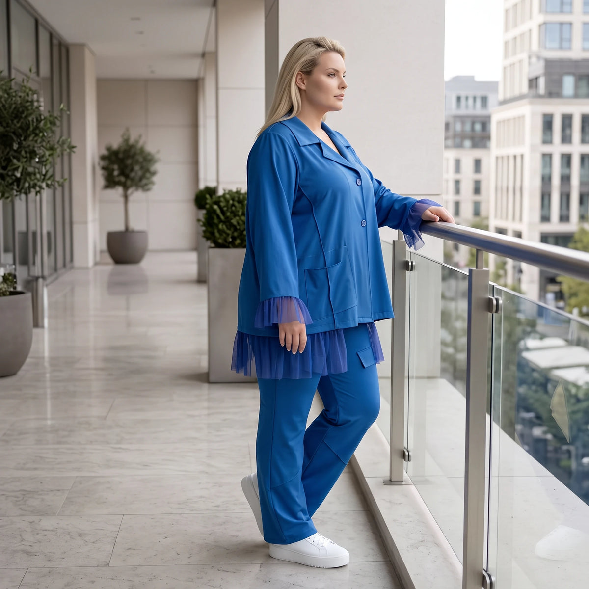 Royalblaue Travellerbluse in A-Linie mit Hemdkragen edler Tüll-Applikation und Nahttaschen