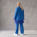 Royalblaue Travellerbluse in A-Linie mit Hemdkragen edler Tüll-Applikation und Nahttaschen