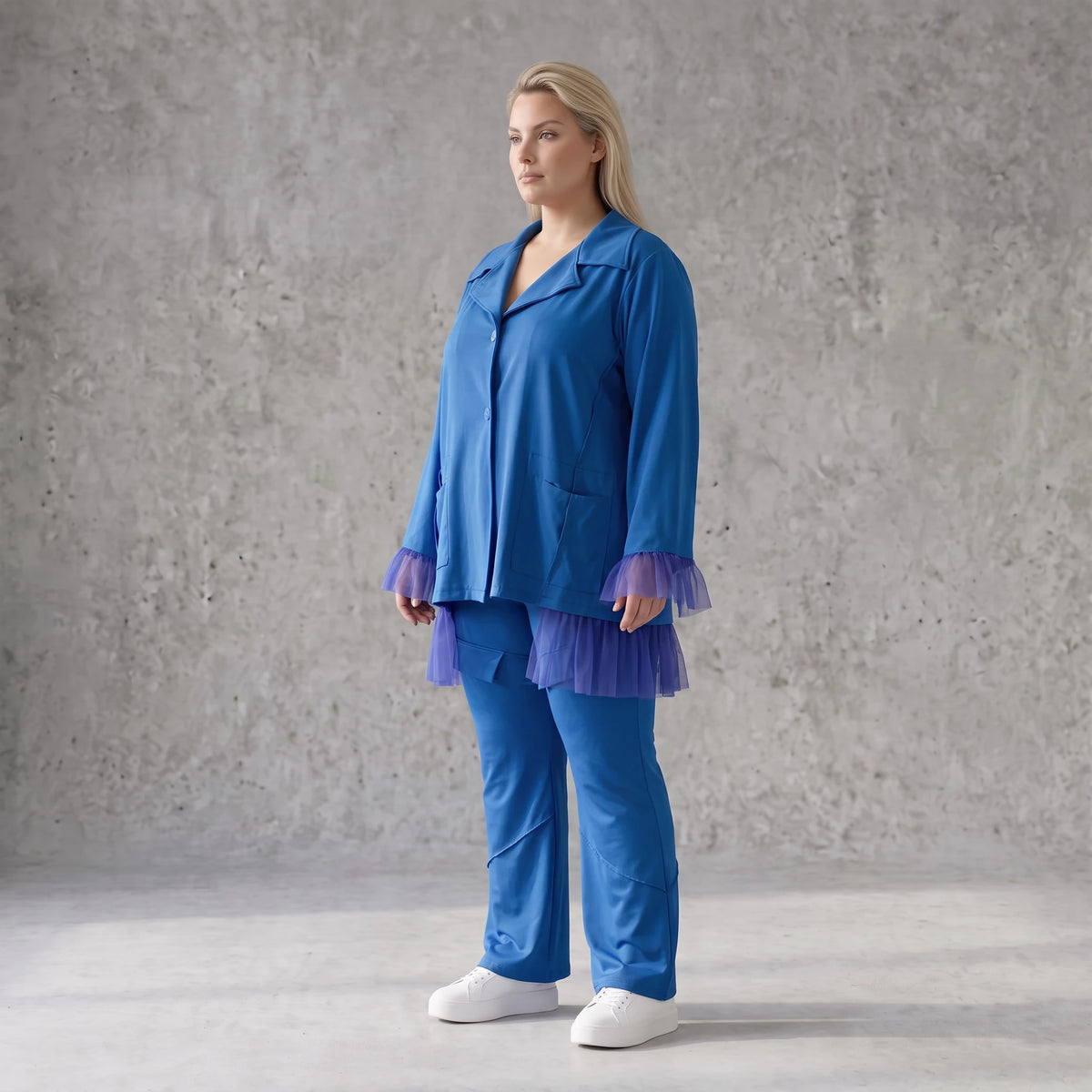 Royalblaue Travellerbluse in A-Linie mit Hemdkragen edler Tüll-Applikation und Nahttaschen