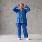 Royalblaue Travellerbluse in A-Linie mit Hemdkragen edler Tüll-Applikation und Nahttaschen