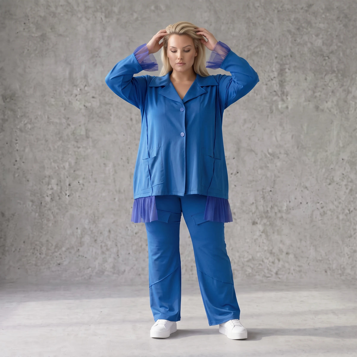 Royalblaue Travellerbluse in A-Linie mit Hemdkragen edler Tüll-Applikation und Nahttaschen