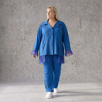 Royalblaue Travellerbluse in A-Linie mit Hemdkragen edler Tüll-Applikation und Nahttaschen