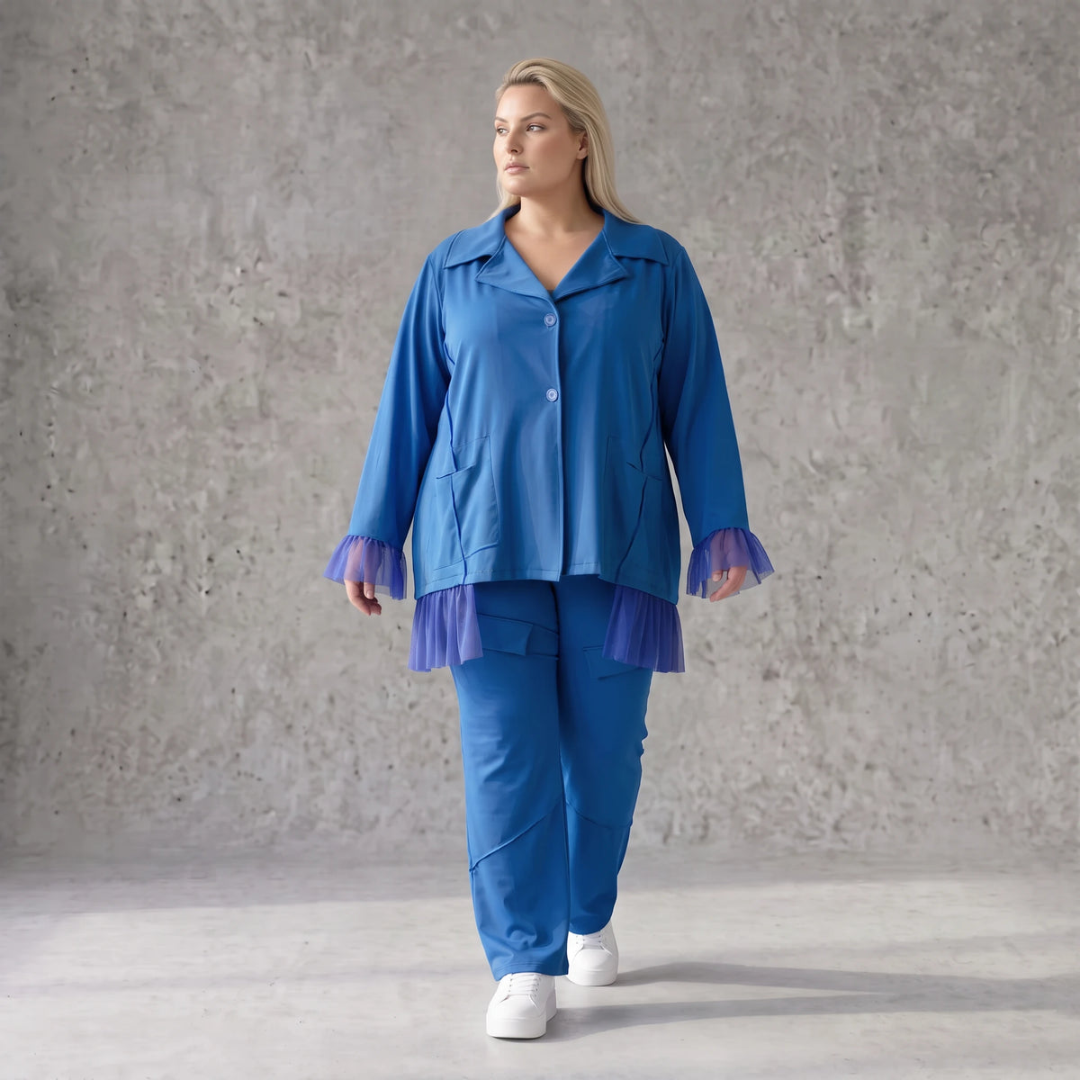 Royalblaue Travellerbluse in A-Linie mit Hemdkragen edler Tüll-Applikation und Nahttaschen