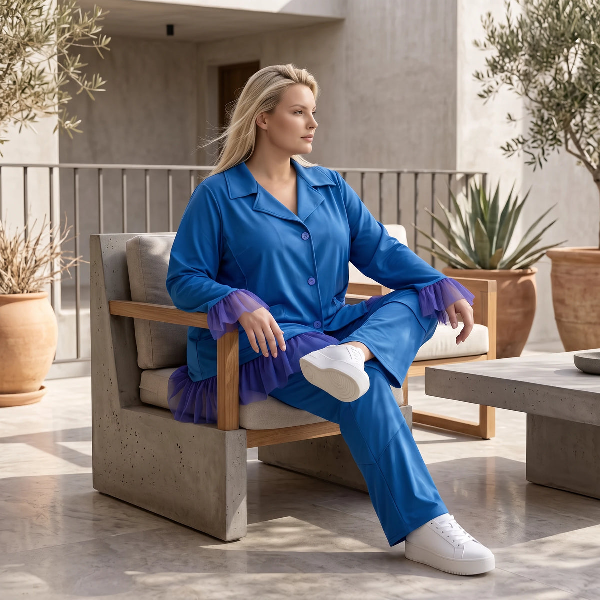 Royalblaue Travellerbluse in A-Linie mit Hemdkragen edler Tüll-Applikation und Nahttaschen