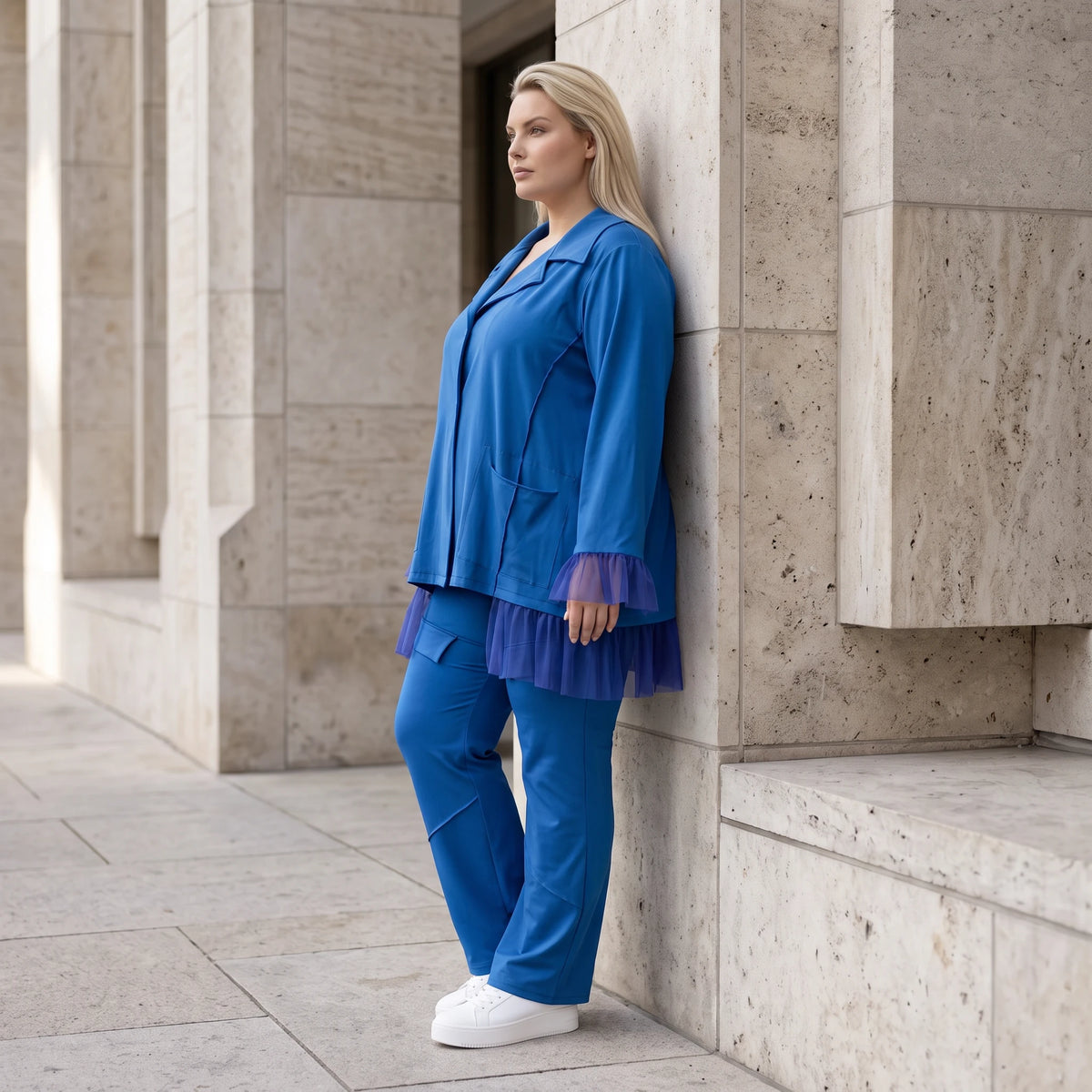 Royalblaue Travellerbluse in A-Linie mit Hemdkragen edler Tüll-Applikation und Nahttaschen