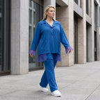 Royalblaue Travellerbluse in A-Linie mit Hemdkragen edler Tüll-Applikation und Nahttaschen