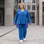 Royalblaue Travellerbluse in A-Linie mit Hemdkragen edler Tüll-Applikation und Nahttaschen