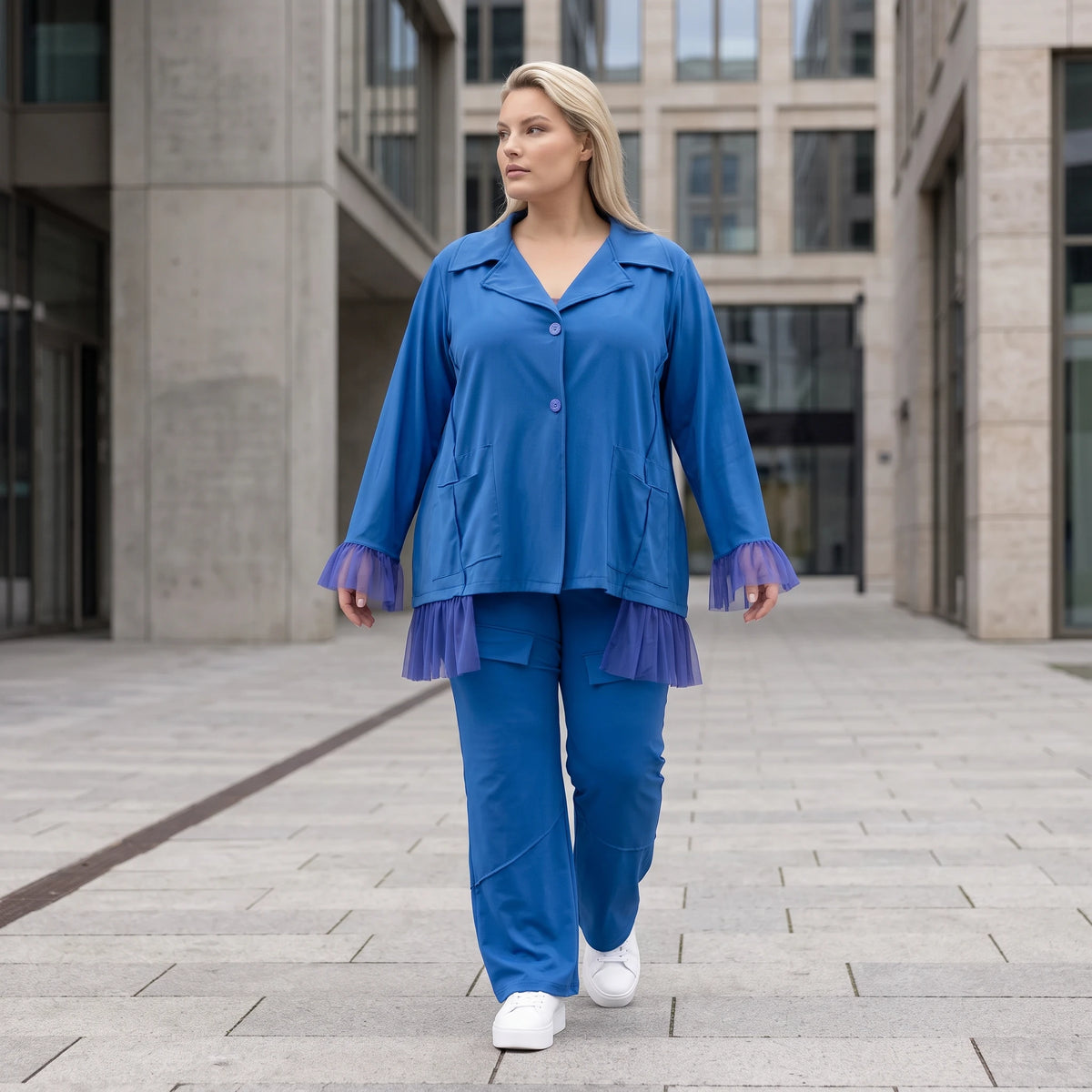 Royalblaue Travellerbluse in A-Linie mit Hemdkragen edler Tüll-Applikation und Nahttaschen
