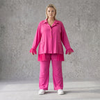 Fuchsia Travellerbluse mit Tüllbesatz und Overlocknaht leichte knitterarme Hemdbluse
