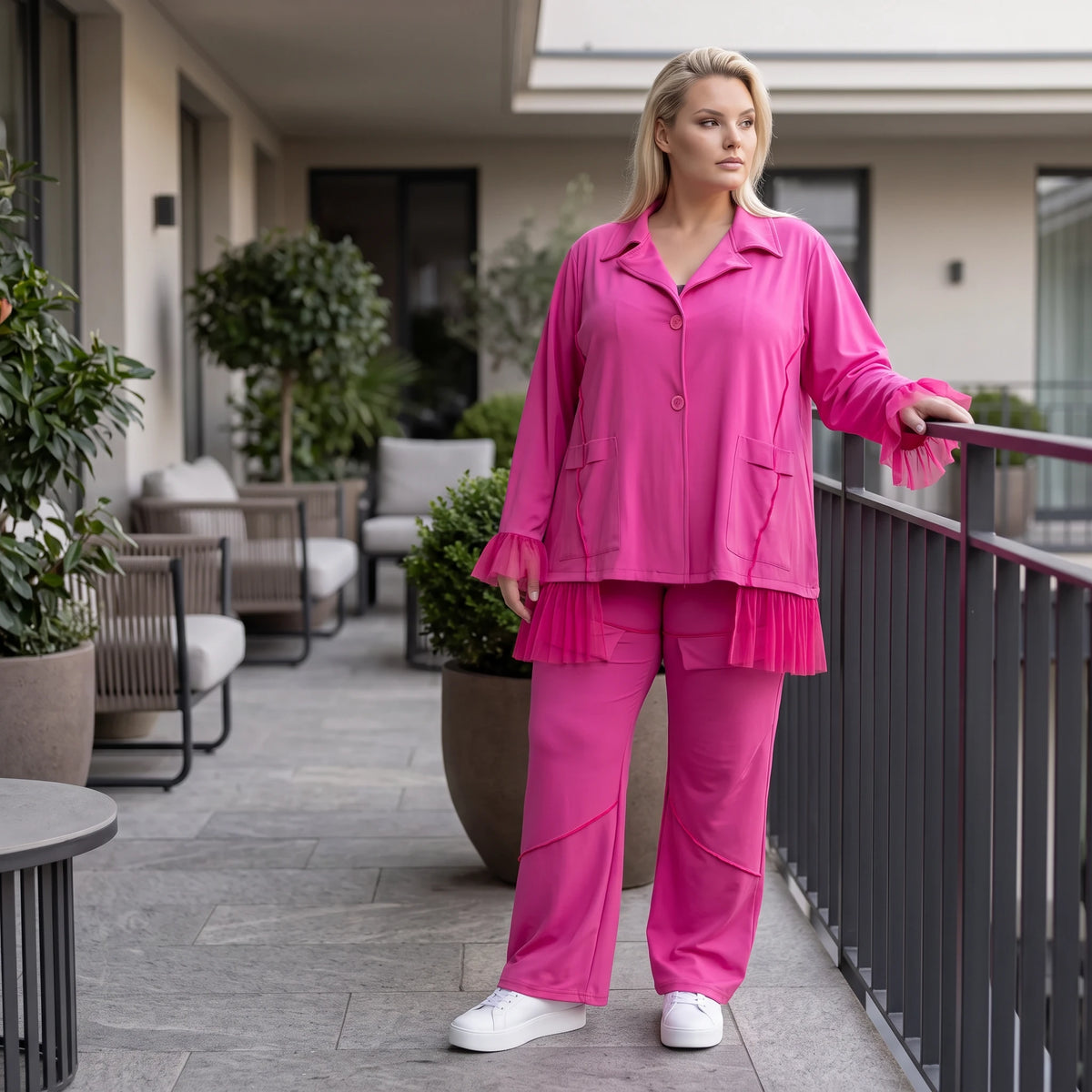 Fuchsia Travellerbluse mit Tüllbesatz und Overlocknaht leichte knitterarme Hemdbluse