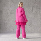 Fuchsia Travellerbluse mit Tüllbesatz und Overlocknaht leichte knitterarme Hemdbluse