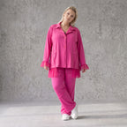 Fuchsia Travellerbluse mit Tüllbesatz und Overlocknaht leichte knitterarme Hemdbluse