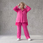 Fuchsia Travellerbluse mit Tüllbesatz und Overlocknaht leichte knitterarme Hemdbluse