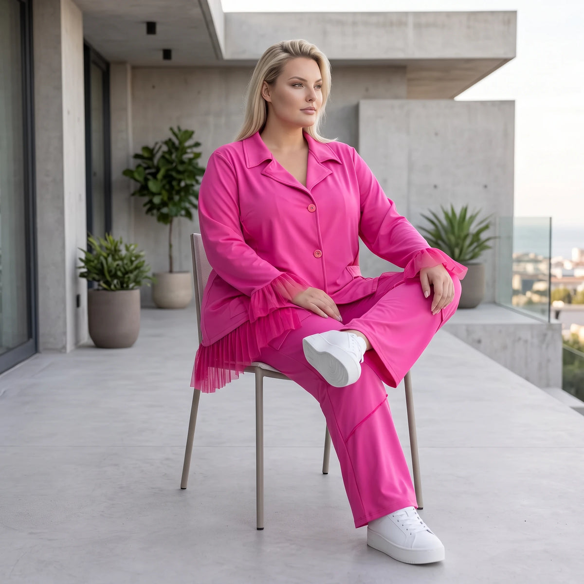 Fuchsia Travellerbluse mit Tüllbesatz und Overlocknaht leichte knitterarme Hemdbluse