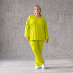 Limettengrünes Langarmshirt in Travellerqualität mit kastigem Schnitt und Tunnelzugsaum