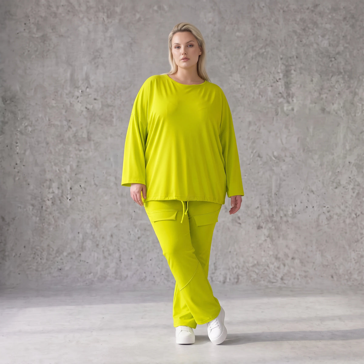 Limettengrünes Langarmshirt in Travellerqualität mit kastigem Schnitt und Tunnelzugsaum