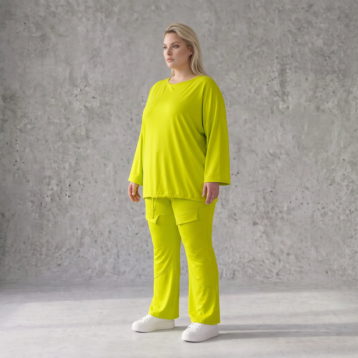 Limettengrünes Langarmshirt in Travellerqualität mit kastigem Schnitt und Tunnelzugsaum