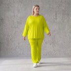 Limettengrünes Langarmshirt in Travellerqualität mit kastigem Schnitt und Tunnelzugsaum