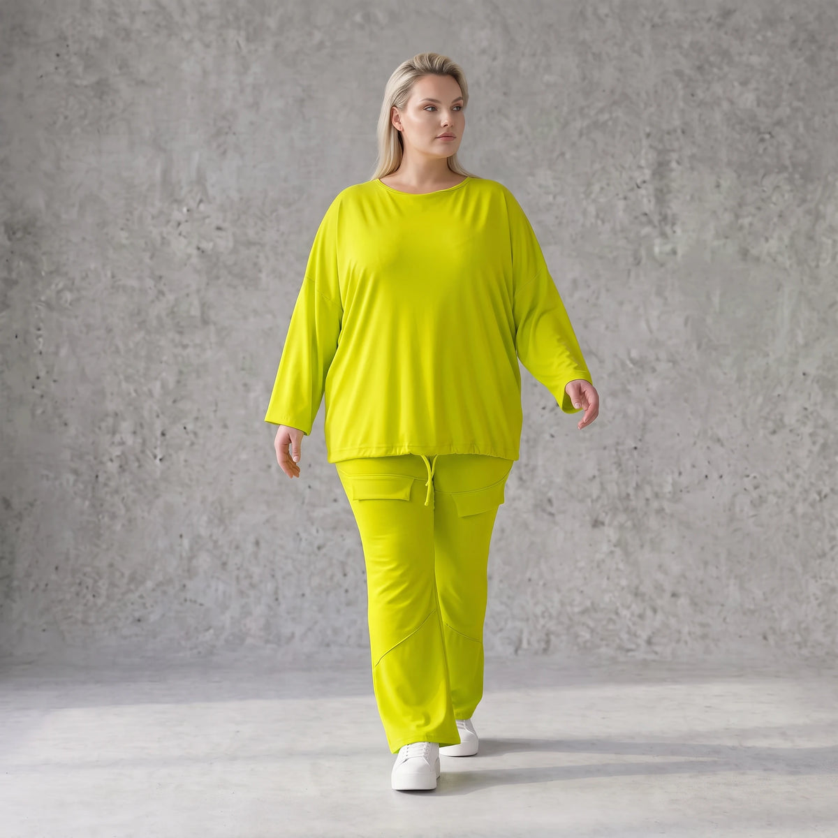 Limettengrünes Langarmshirt in Travellerqualität mit kastigem Schnitt und Tunnelzugsaum
