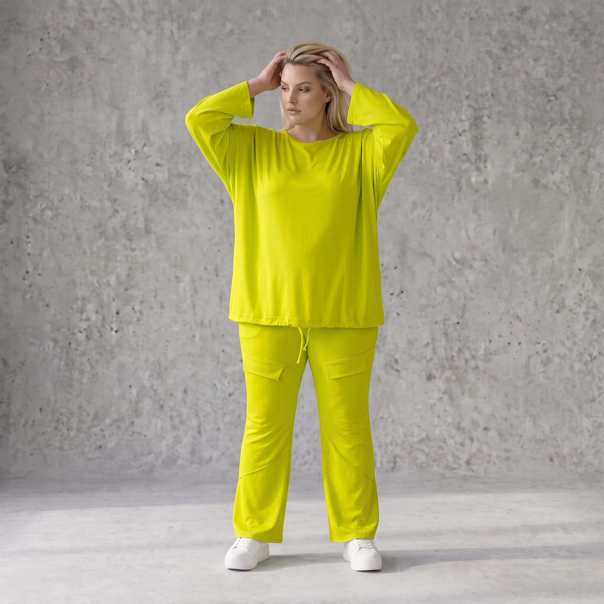 Limettengrünes Langarmshirt in Travellerqualität mit kastigem Schnitt und Tunnelzugsaum