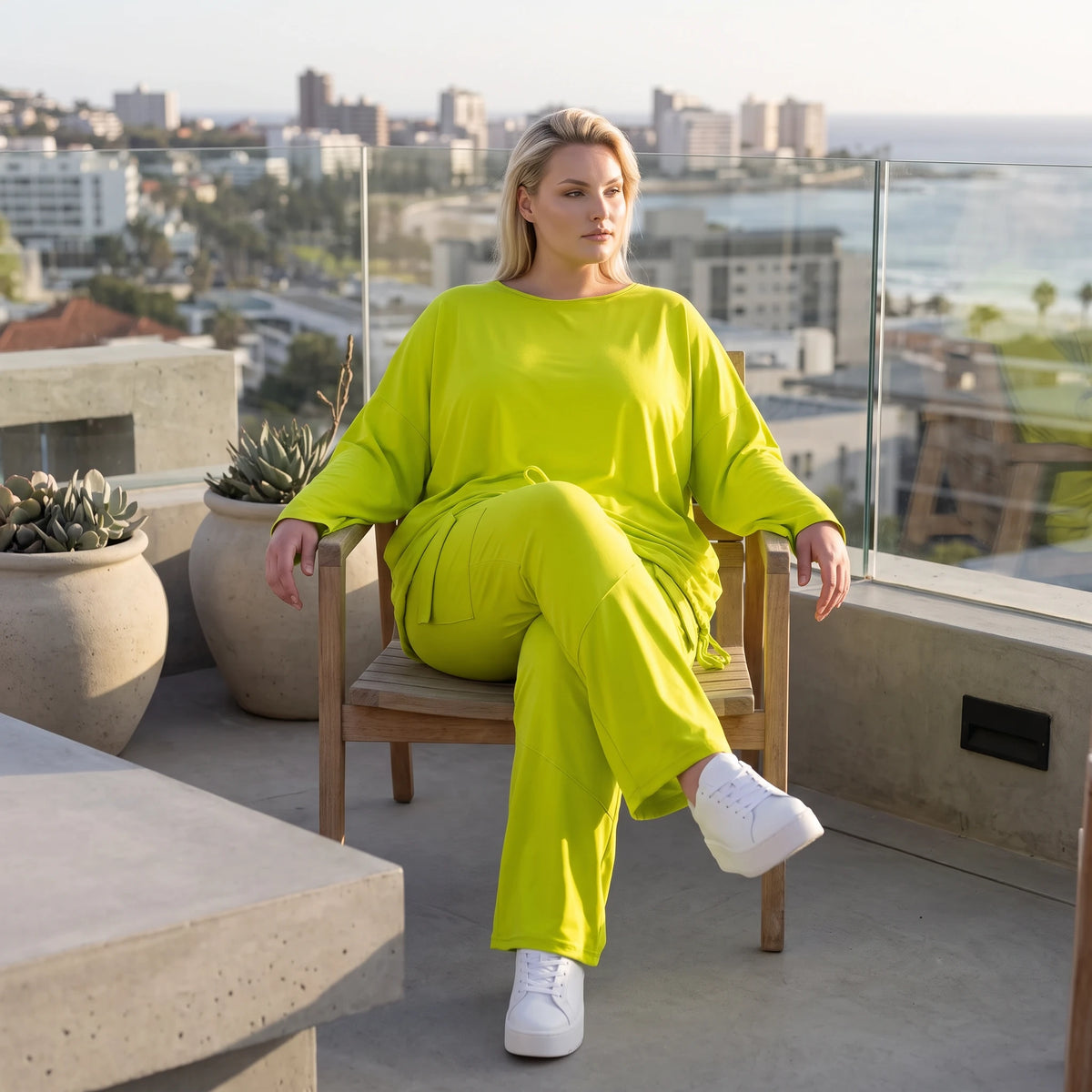 Limettengrünes Langarmshirt in Travellerqualität mit kastigem Schnitt und Tunnelzugsaum