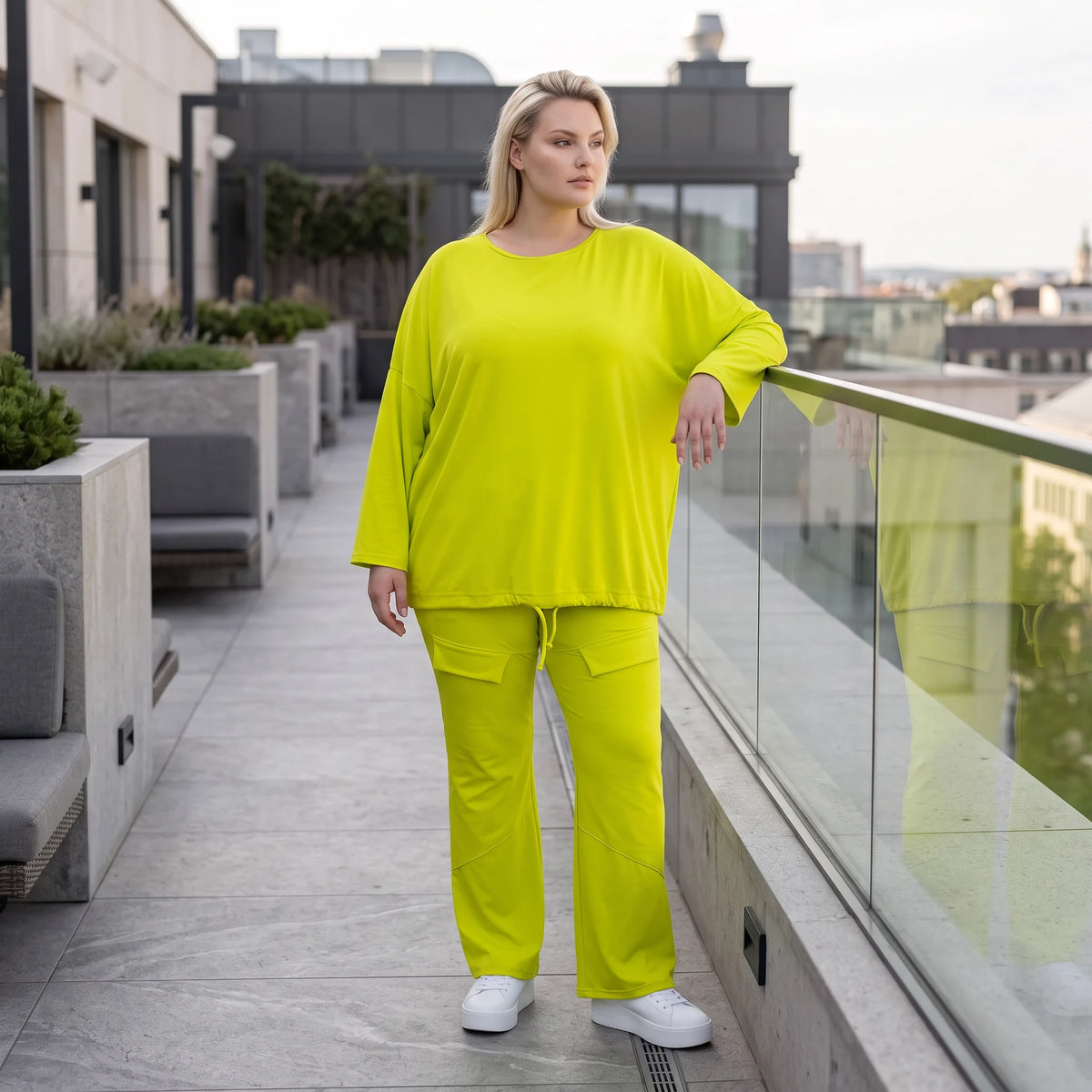 Limettengrünes Langarmshirt in Travellerqualität mit kastigem Schnitt und Tunnelzugsaum