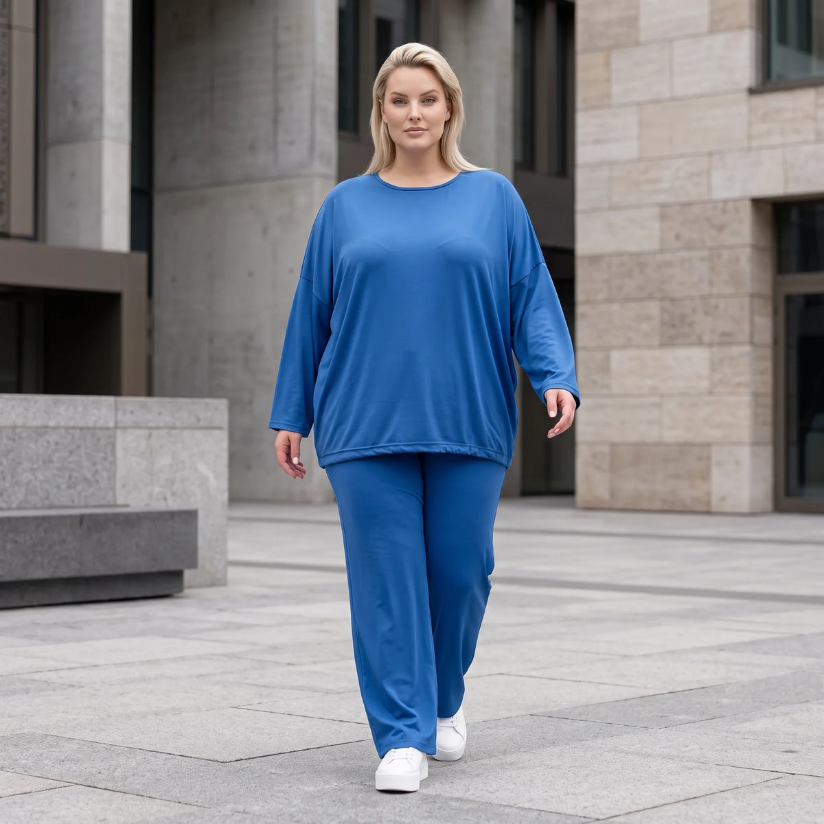 Royalblaues Langarmshirt in Travellerqualität mit Stretch kastigem Schnitt und Tunnelzug
