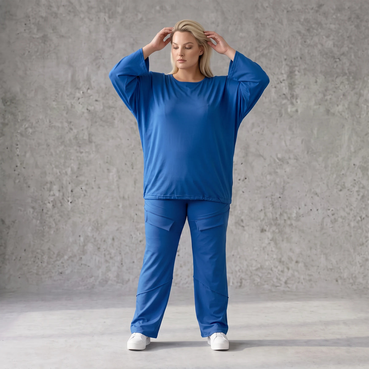 Royalblaues Langarmshirt in Travellerqualität mit Stretch kastigem Schnitt und Tunnelzug