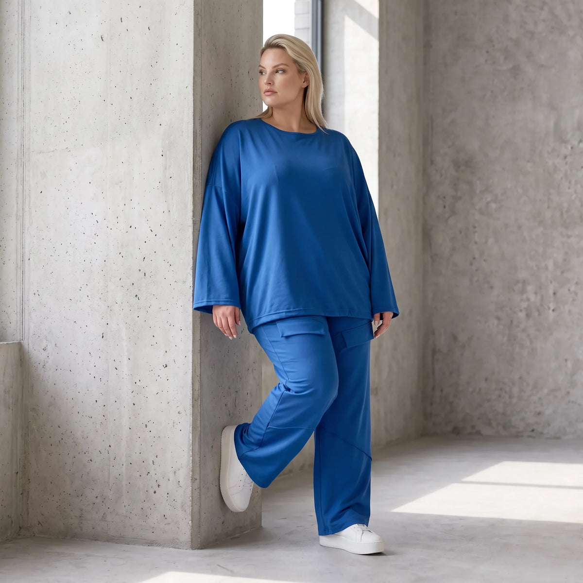 Royalblaues Langarmshirt in Travellerqualität mit Stretch kastigem Schnitt und Tunnelzug