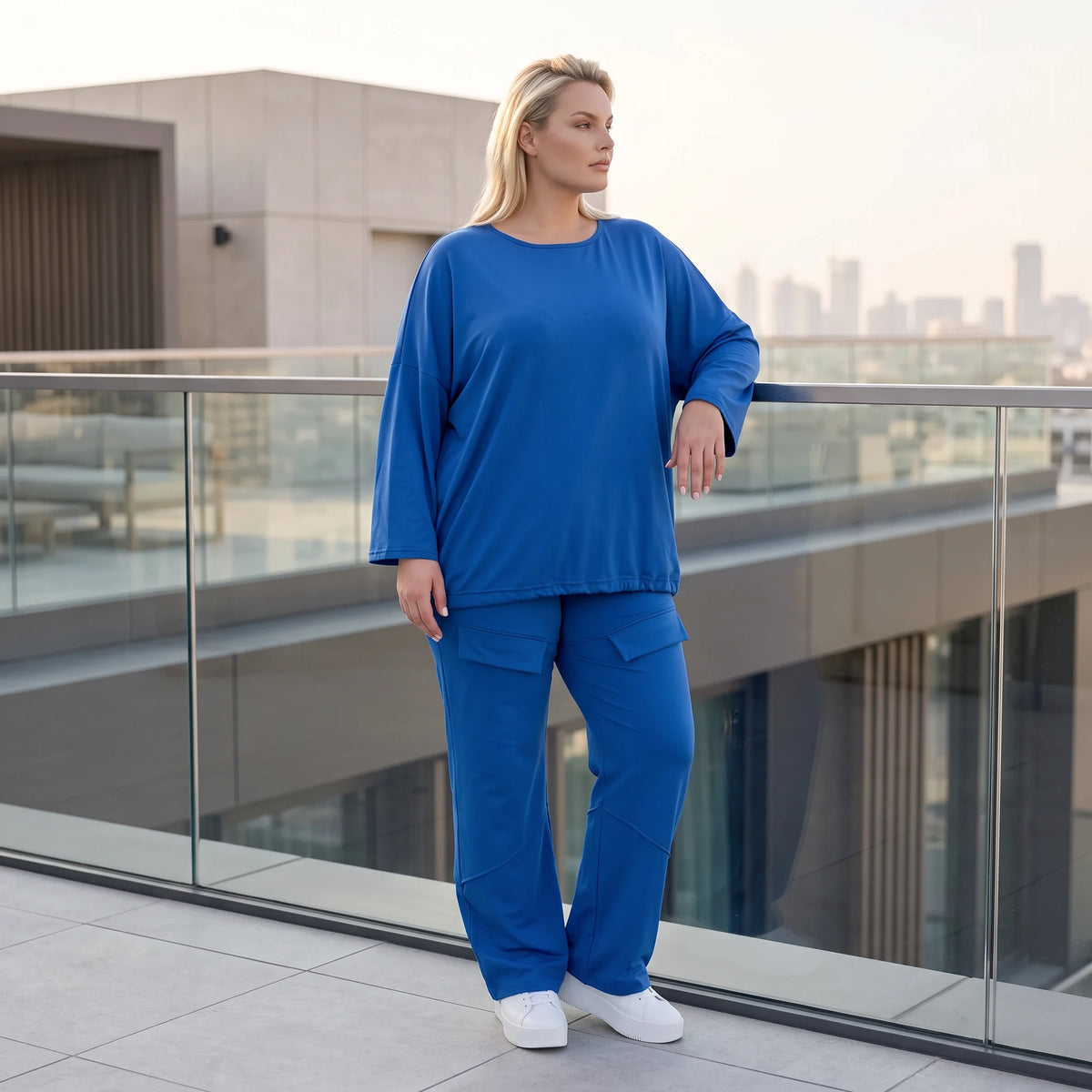 Royalblaues Langarmshirt in Travellerqualität mit Stretch kastigem Schnitt und Tunnelzug