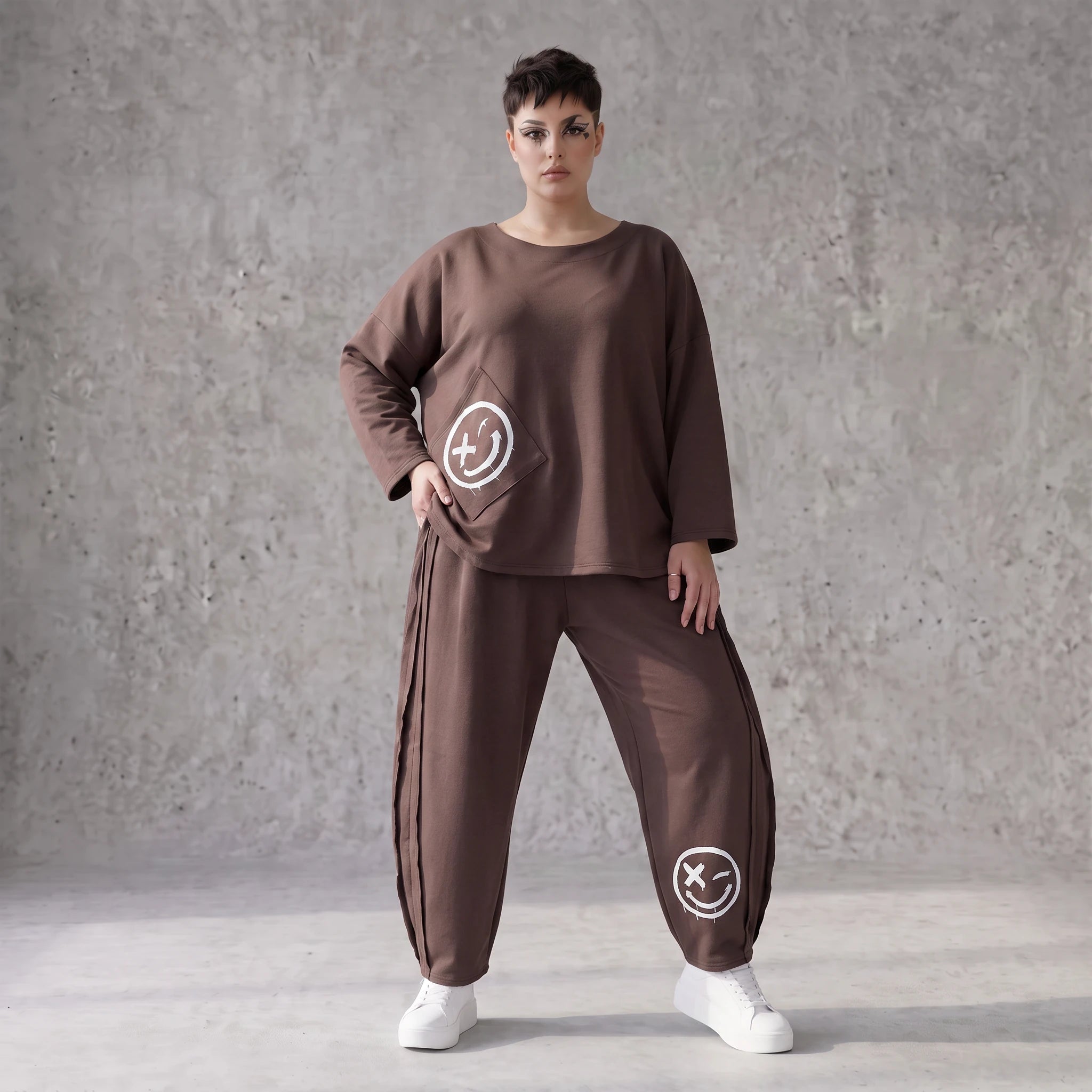 Ballonhose in Espresso aus French Terry mit Smiley Druck und Biesennähten bequem weich