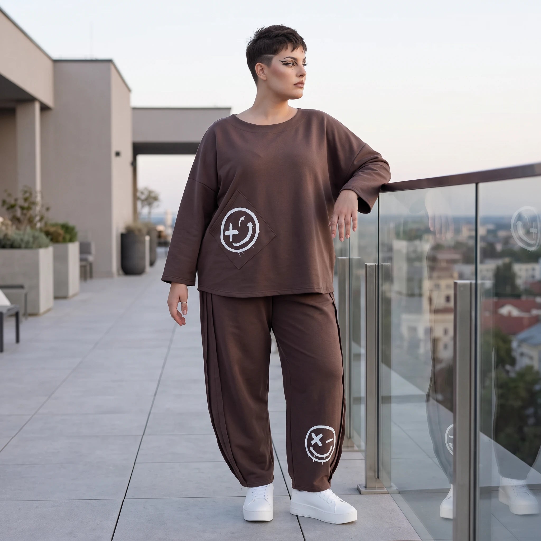 Ballonhose in Espresso aus French Terry mit Smiley Druck und Biesennähten bequem weich