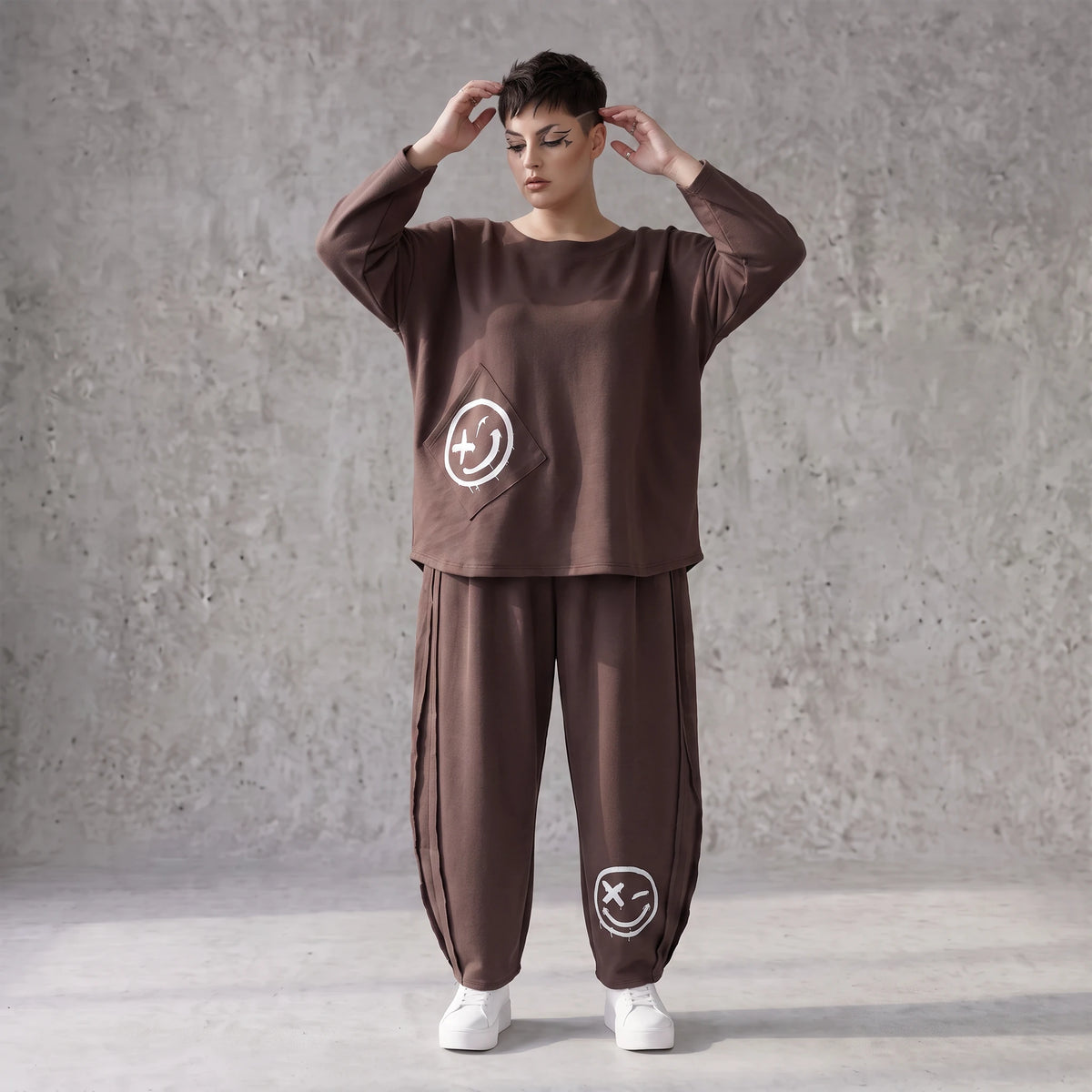 Ballonhose in Espresso aus French Terry mit Smiley Druck und Biesennähten bequem weich