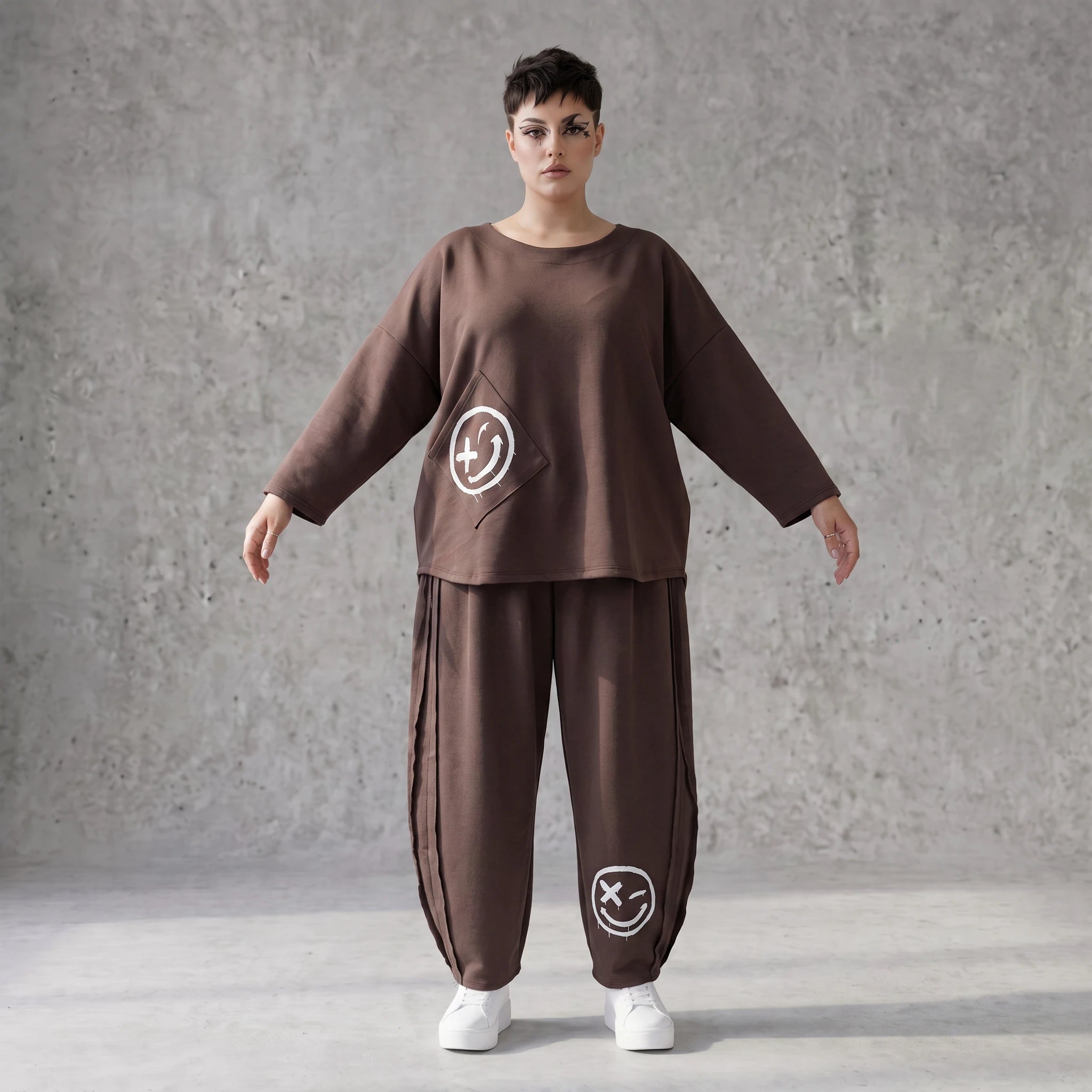 Ballonhose in Espresso aus French Terry mit Smiley Druck und Biesennähten bequem weich