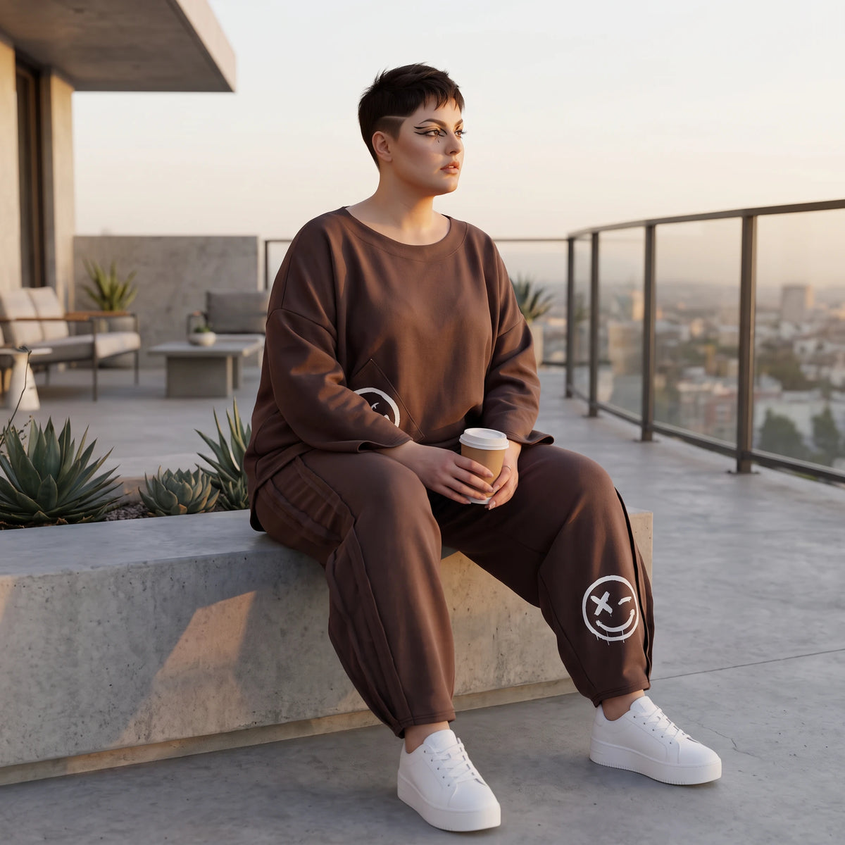 Ballonhose in Espresso aus French Terry mit Smiley Druck und Biesennähten bequem weich
