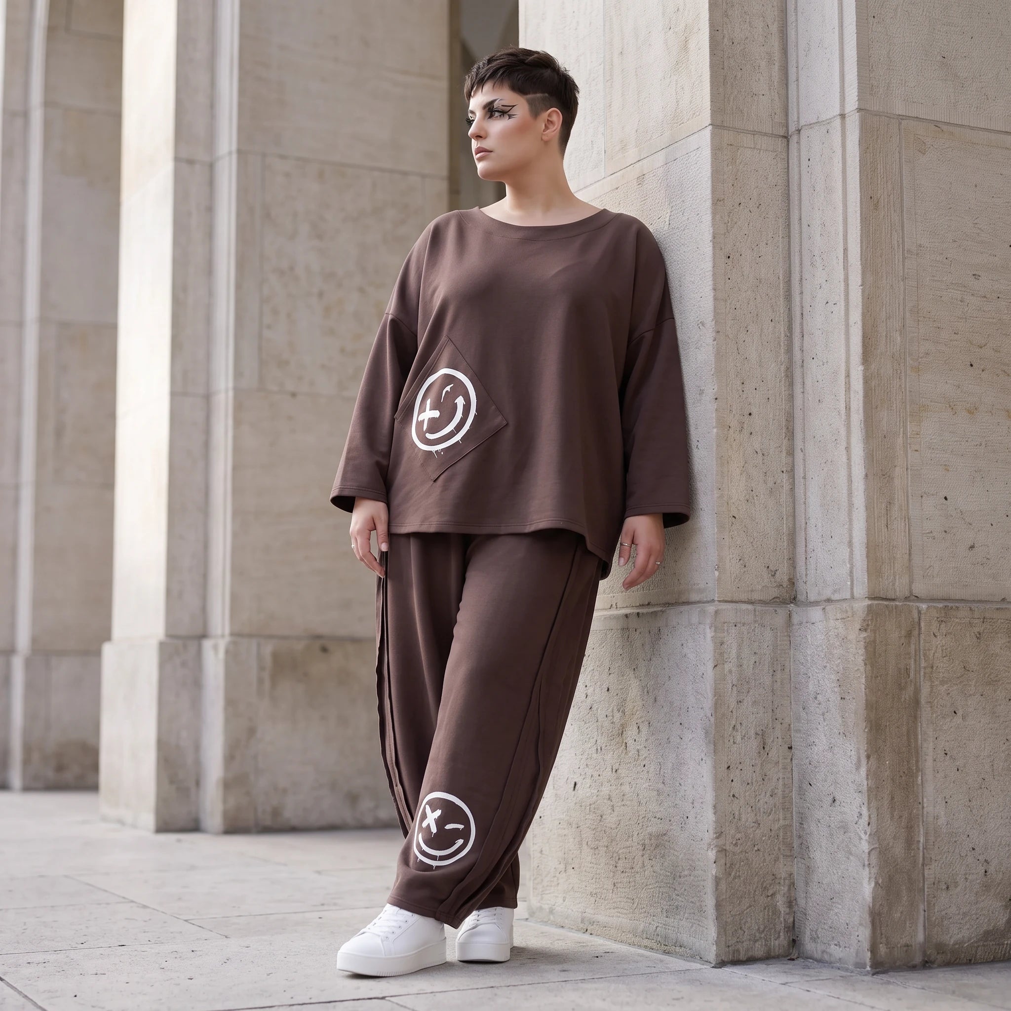 Ballonhose in Espresso aus French Terry mit Smiley Druck und Biesennähten bequem weich