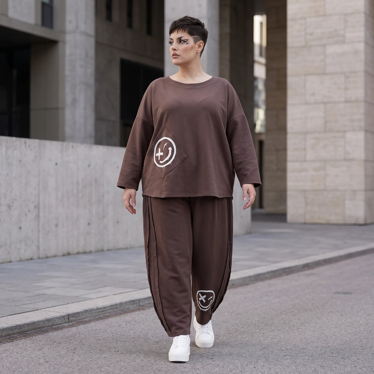 Ballonhose in Espresso aus French Terry mit Smiley Druck und Biesennähten bequem weich