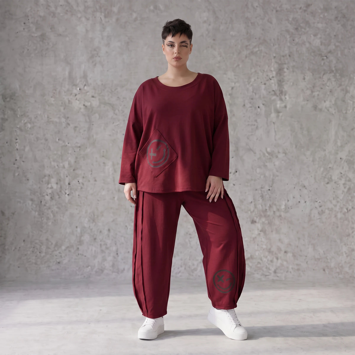 Weinrote Ballonhose aus French Terry mit Smiley-Print Biesennähten und softem Komfort