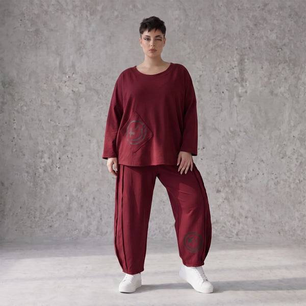 Weinrote Ballonhose aus French Terry mit Smiley-Print Biesennähten und softem Komfort