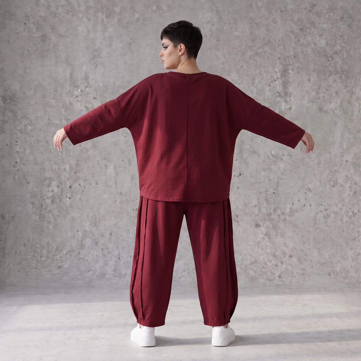 Weinrote Ballonhose aus French Terry mit Smiley-Print Biesennähten und softem Komfort
