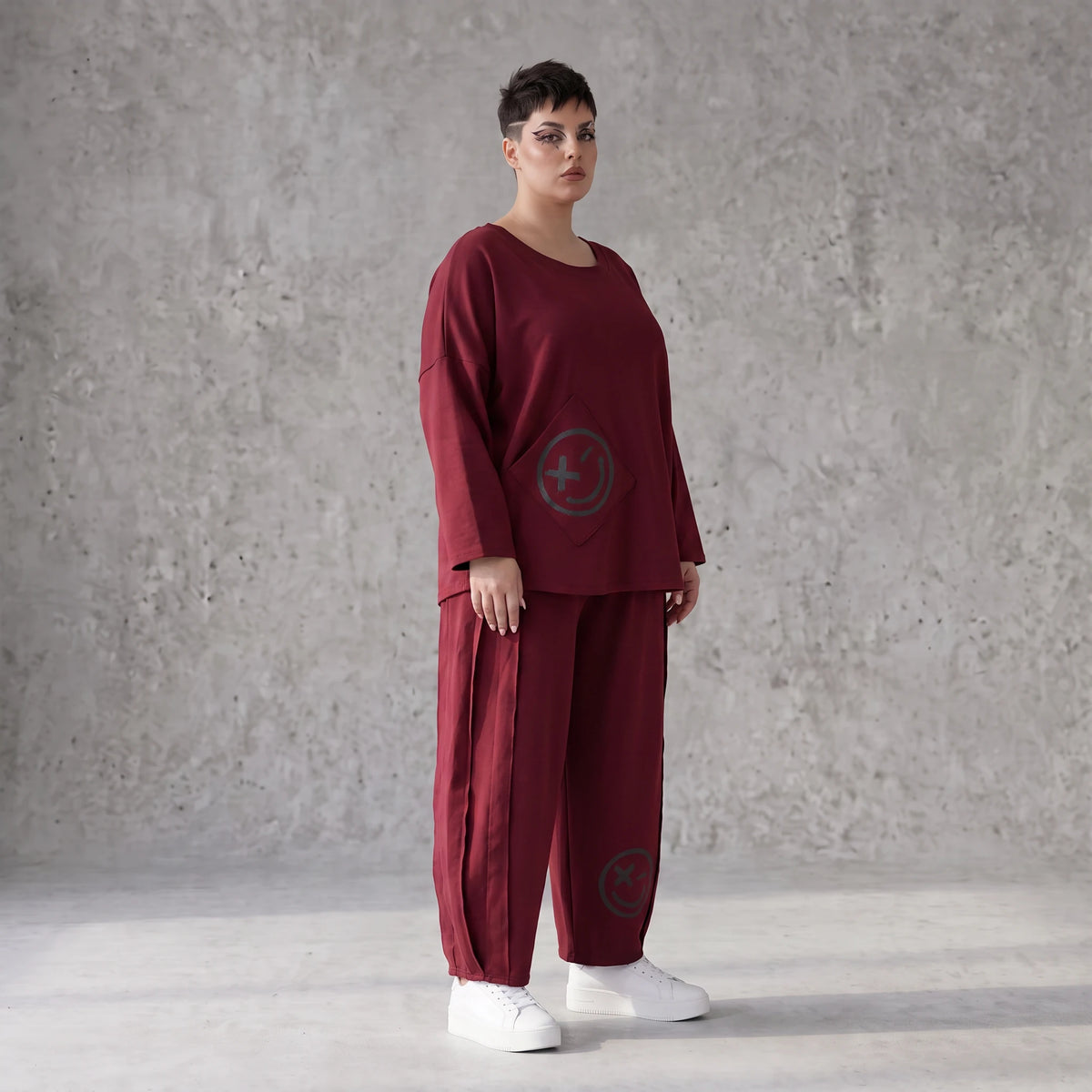 Weinrote Ballonhose aus French Terry mit Smiley-Print Biesennähten und softem Komfort