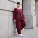 Weinrote Ballonhose aus French Terry mit Smiley-Print Biesennähten und softem Komfort