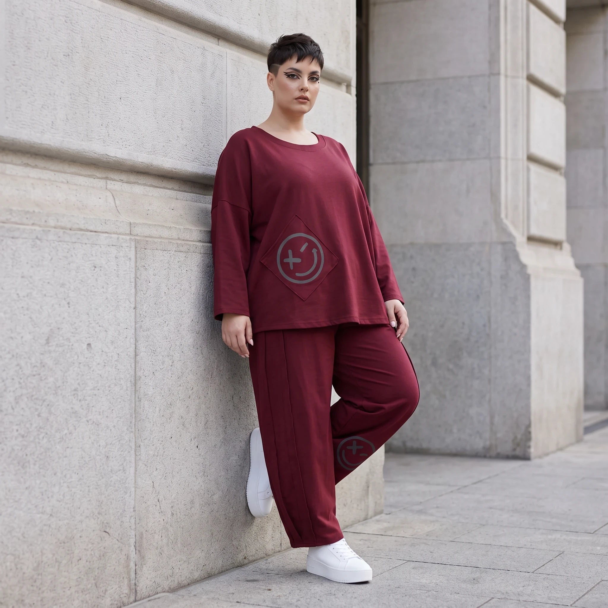 Weinrote Ballonhose aus French Terry mit Smiley-Print Biesennähten und softem Komfort