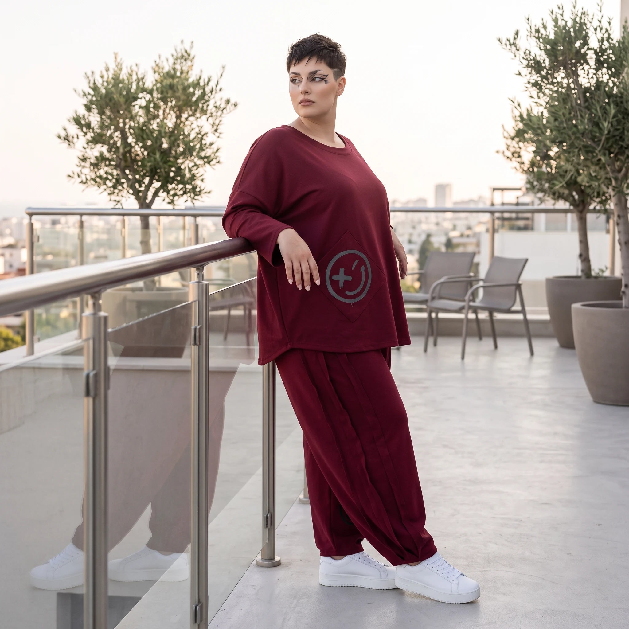 Weinrote Ballonhose aus French Terry mit Smiley-Print Biesennähten und softem Komfort